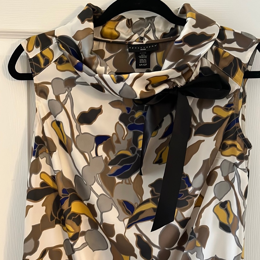 Floral blouse in petite small with tie at neck. Floral